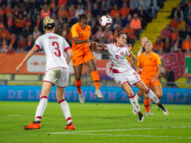 Lineth Beerensteyn headede Holland i fornt med 1-0 i fredagens kamp i Breda. Hollænderne slog Danmark med 2-0 og er nu klare favoritter til at gå videre i VM-playoffen, mens Danmarks VM-drøm er tæt på begravet. Andre Weening/Ritzau Scanpix