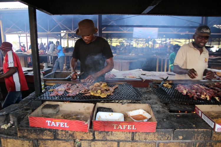 Grillet kød er nærmest en nationalret, og på det åbne maarked i townshippen Katutura  kan man få lov at smage på kødet, inden man bestemmer sig. For cirka 30 kroner får man en portion kød og salsa. Tine Kirkensgaard
