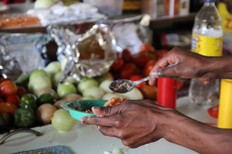 Salsa tilberedes af tomater, løg og chili og serveres til det grillede kød. Tine Kirkensgaard