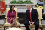 USA's præsident, Donald Trump sammen med FN-ambassadør Nikki Haley i Det Ovale Værelse.  Evan Vucci/AP