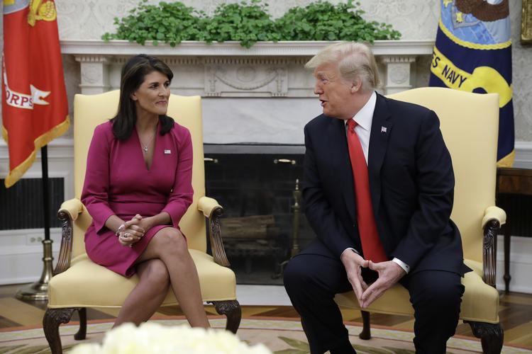 USA's præsident, Donald Trump sammen med FN-ambassadør Nikki Haley i Det Ovale Værelse.  Evan Vucci/AP