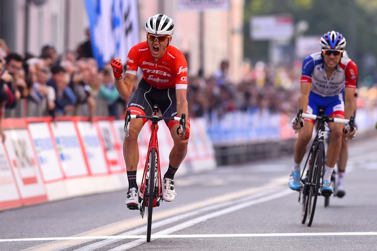 Tom Skujins afviser sikkert Thibaut Pinot i finalen på Tre Valli Varesine. Foto: Bettiniphoto. 