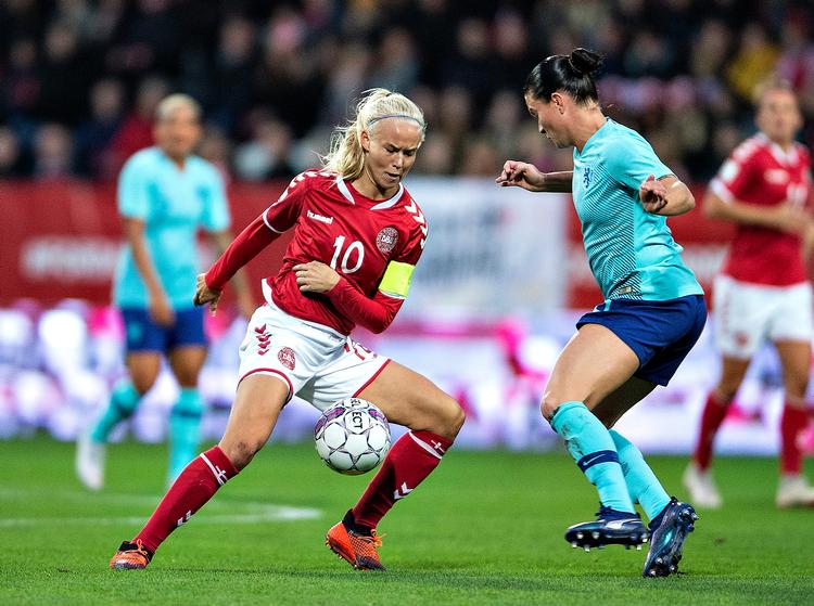 Danmark største chance i anden halvleg tilfaldt Pernille Harder. Henning Bagger/Ritzau Scanpix