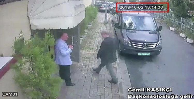 Et billlede fra et overvågningskamera, som den tyrkiske avis Hurriyet er kommet i besiddelse af, viser angiveligt Jamal Khashoggi, da han går ind på den saudiske ambassade. /AP