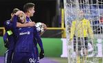 Der er grund til at tage sig til hovedet i den belgiske fodboldklub Anderlecht. Klubben efterforskes sammen med en stribe andre topklubber i Belgien for en lang række kriminelle forhold - herunder matchfixing og skatteunddragelse. Geert Vanden Wijngaert/AP
