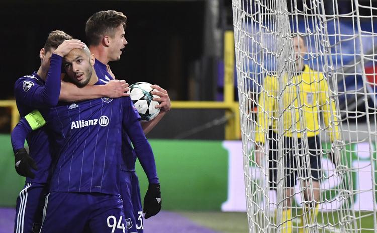 Der er grund til at tage sig til hovedet i den belgiske fodboldklub Anderlecht. Klubben efterforskes sammen med en stribe andre topklubber i Belgien for en lang række kriminelle forhold - herunder matchfixing og skatteunddragelse. Geert Vanden Wijngaert/AP