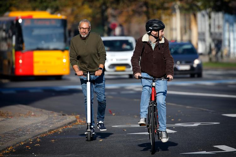 På kort tid er der dukket mange elektriske køretøjer op i bybilledet. Her er det Politikens journalist Lars Dahlager, som tester et løbehjul. Jens Dresling/POLFOTO