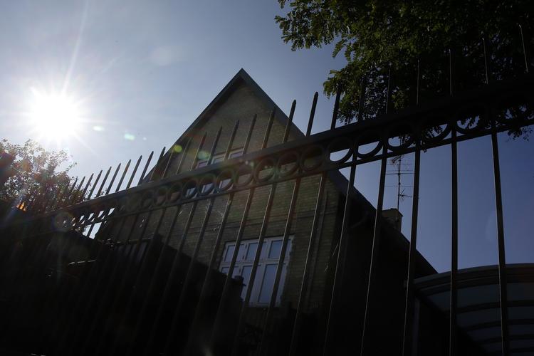 Villaen med de mørke gardiner og den svære gitterport tilhører den mistænkte, forsvundne 64-årige. Jens Dresling/POLFOTO