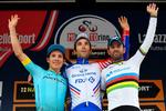 Franskmanden Thibaut Pinot hyldes som vinder af Milano-Torino flankeret af colombianeren Miguel Angel Lopez (t.v.) og den spanske verdensmester Alejandro Valverde. Foto: LaPresse - Ferrari/Alpozzi. 