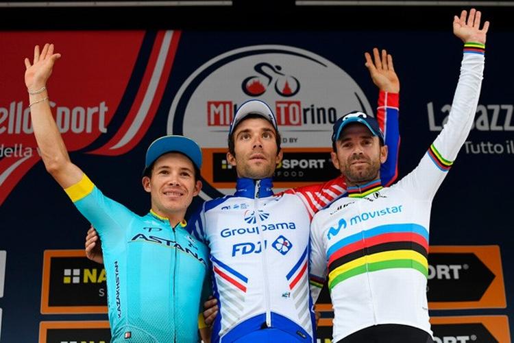 Franskmanden Thibaut Pinot hyldes som vinder af Milano-Torino flankeret af colombianeren Miguel Angel Lopez (t.v.) og den spanske verdensmester Alejandro Valverde. Foto: LaPresse - Ferrari/Alpozzi. 