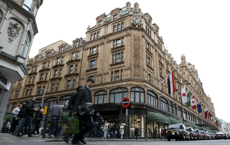 Forbløffende rig kvinde fra Azerbajdsjan har købt ind for 160 millioner kroner i stormagasinet Harrods. Alastair Grant/AP