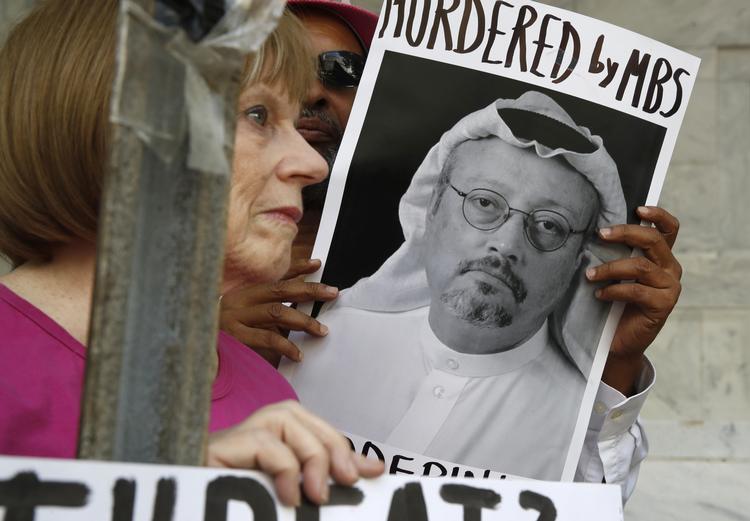 Folk demonstrerer foran den saudiske ambassade i Washington.  Jacquelyn Martin/AP
