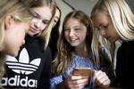 Marie Mørks Skole i Hillerød har ligesom en række andre skoler forbudt mobiltelefoner i skoletiden. I stedet spiller eleverne bold eller skak i frikvarteret, her elever fra 7. klasse. Efter skoletid får eleverne deres telefoner tilbage.
   Nanna Navntoft/POLFOTO