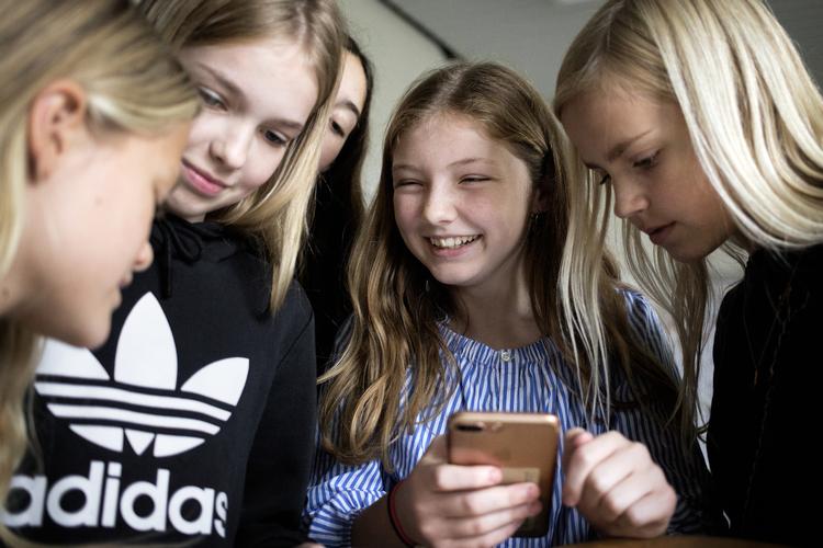 Marie Mørks Skole i Hillerød har ligesom en række andre skoler forbudt mobiltelefoner i skoletiden. I stedet spiller eleverne bold eller skak i frikvarteret, her elever fra 7. klasse. Efter skoletid får eleverne deres telefoner tilbage.
   Nanna Navntoft/POLFOTO