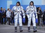 Den amerikanske astronaut Nick Hague (højre) og den russiske kosmonaut før opsendelsen af Soyuz MS-10.  Dmitri Lovetsky/AP