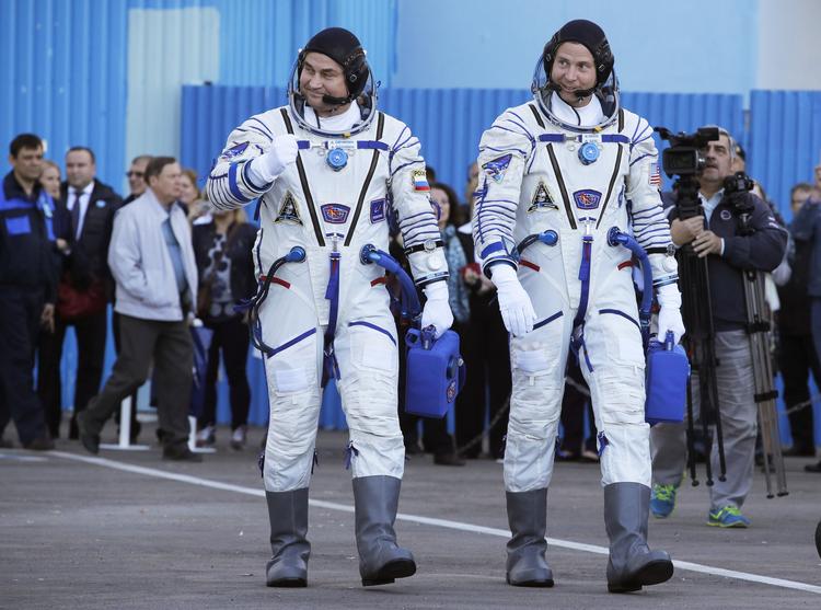 Den amerikanske astronaut Nick Hague (højre) og den russiske kosmonaut før opsendelsen af Soyuz MS-10.  Dmitri Lovetsky/AP