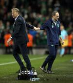 Åge Hareide (tv.) trak i den grad det længste strå mod den irske manager  Martin O'Neill, da Danmark lammetævede mændene fra den grønne ø i VM-playoff for 11 måneder siden. Brian Lawless/AP