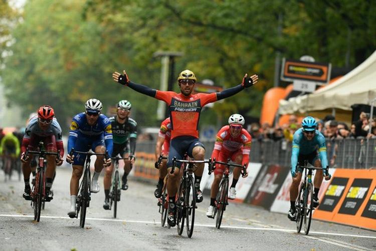 Sonny Colbrelli jubler over sejren i Gran Piemonte. Foto: LaPresse - Ferrari/Alpozzi. 