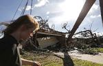 En lokal beboer,    Kelsey Gronbeck, passerer ødelagte huse, efter hun har tjekket, en vens hus i Callaway, Florida i kølvandet på orkanen Michael.   David Goldman/AP