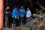 Rafael Nadal på arbejde ved Sant Llorenc på Mallorca, hvor der skal flyttes en mængde mudder efter en uhyggelig oversvømmelseskatastrofe. Francisco Ubilla/AP