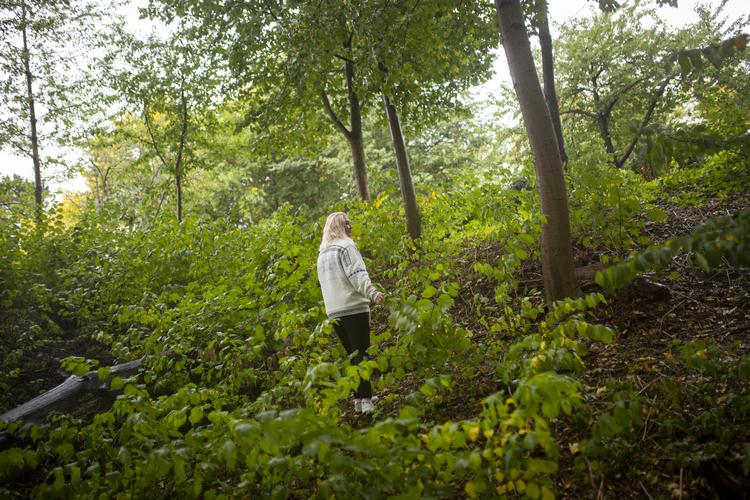 Amalie er 24 år nu. Hun prøvede som 14-årig første gang at tage sit liv med Panodil. Det er særligt unge piger, der forsøger med den metode. Også efter at der er kommet begrænsninger i forhold til, hvor gammel man skal være for at købe pillerne. Andreas Haubjerg/POLFOTO