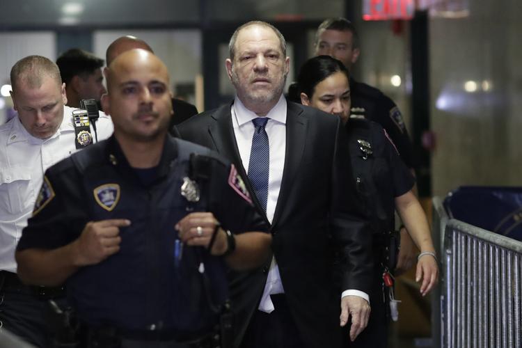 På dette billede fra torsdag 11. oktober er Harvey Weinstein (i midten) på vej ind i højesteretten i New York. Foto: Mark Lennihan/AP