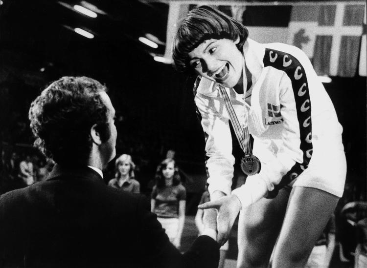 VM i badminton i Malmø 1977, hvor Lene Køppen fik overrakt sin guldmedalje i damesingle  af den svenske konge. Johnny Bonne/POLFOTO