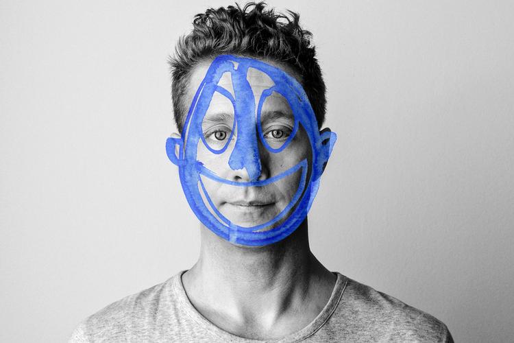 Det lille blå selvportræt pryder Heins T-shirt-kollektion og optræder i flere af hans nyere værker.  Tom Wagner. Illustration: Jeppe Hein