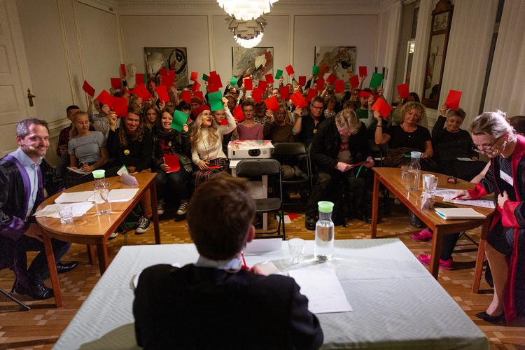 Kulturnat i Advokatsamfundet, hvor folkedomstolen skal stemme om, hvorvidt en kvinde skal dømmes for at dele et billede af en mand, der har blottet sig for hendes datter. Peter Hove Olesen/POLFOTO