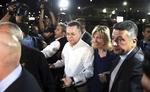 Andrew Brunson i hvid skjote sammen med sin hustru, Norine Brunson, i lufthavnen inden afgangen mod først Tyskland og siden USA. Emre Tazegul/AP