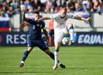 De to holds anførere, Slovakiets Martin Skrtel (bagerst) og tjerkkernes Michal Krmencik i nærkamp. Radovan Stoklasa/Ritzau Scanpix