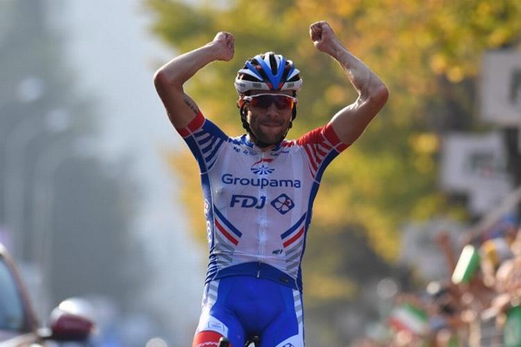 Thibaut Pinot nyder i fulde drag karrierens største triumf og krydser stregen som vinder af Il Lombardia. Foto: LaPresse-D'Alberto/Ferrari. 