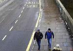 De to hemmelige agenter fra den militære efterretningstjeneste, GRU, fanget på overvågningskamera i 
Salisbury. Metropolitan Police/AP