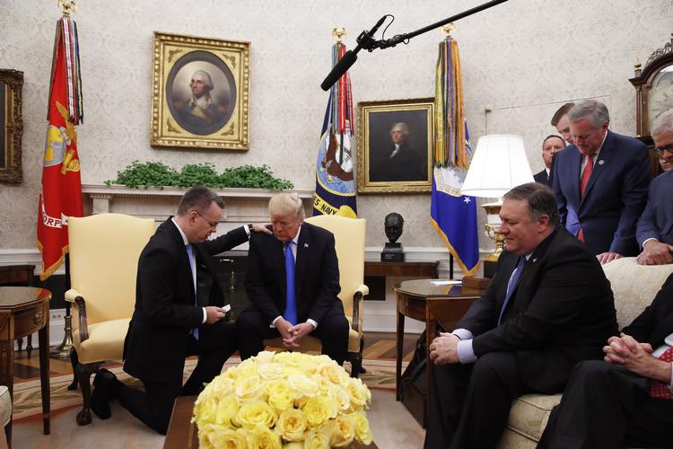 Den amerikanske præst Andrew Brunson sammen med præsident Donald Trump. Jacquelyn Martin/AP