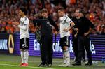 12 minutter inde i 2. halvleg satte Joachim Löw Leroy Sané (tv.) og Julian Draxler på banen, men de to talenter kunne ikke vende kampen på så kort tid. Peter Dejong/AP