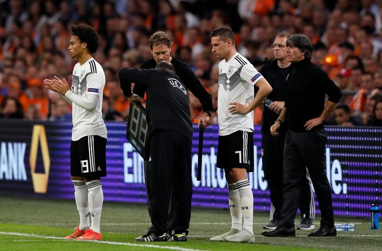 12 minutter inde i 2. halvleg satte Joachim Löw Leroy Sané (tv.) og Julian Draxler på banen, men de to talenter kunne ikke vende kampen på så kort tid. Peter Dejong/AP