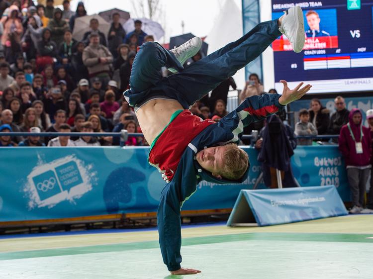 Sergei Cheryshev eller 'Bumblebee' forsøger med akrobatiske dansetricks at breake sig til en guldmedalje ved ungdoms-OL. 
