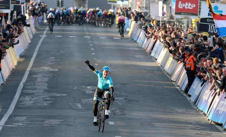 Danmarks højest placerede aktør i det internationale rytterhierarki Michael Valgren scorede det første store resultat med sejren i WorldTour-løbet Omloop Het Nieuwsblad. Francois Walschaerts/AP