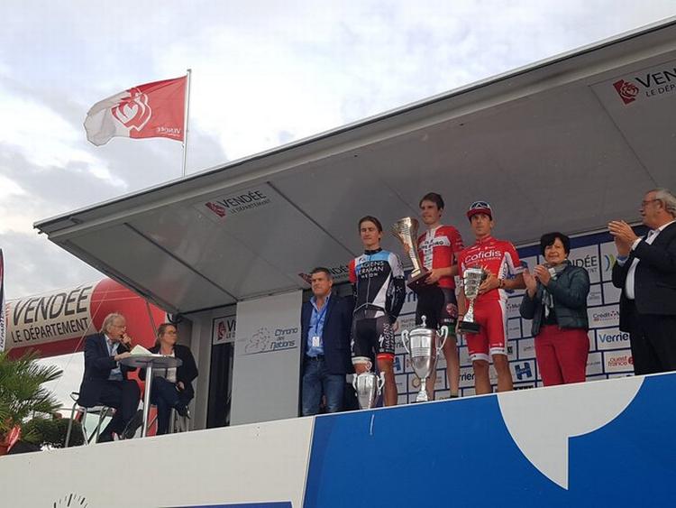 Martin Toft Madsen i Dannebrogstrikoten hyldes som vinder af Chrono des Nations flankeret af Mikkel Bjerg (t.v.) og franskmanden Stéphane Rossetto.. Foto; Chrono des Nations. 