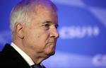Den tyske indenrigsminister Horst Seehofer kan blive udpeget som årsag til CSU's nederlag på grund af striden med og sit tonefald overfor kansler Angela Merkel. Michael Kappeler/AP