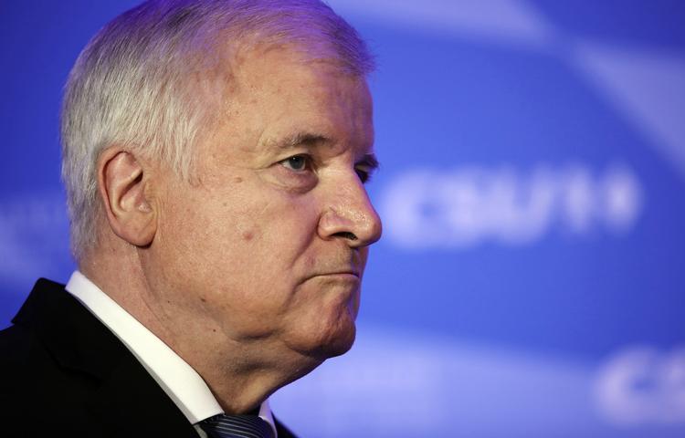 Den tyske indenrigsminister Horst Seehofer kan blive udpeget som årsag til CSU's nederlag på grund af striden med og sit tonefald overfor kansler Angela Merkel. Michael Kappeler/AP