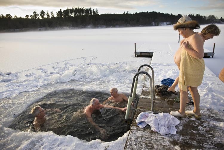 Forskere vil undersøge, om et dyp i det kolde vand kan aktivere kroppens brune fedt, som forbrænder energi. Jan Dagø/POLFOTO