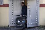 En sikkerhedsvagt forlader det saudiske konsulat i Istanbul. I eftermiddag bliver stedet ransaget. Petros Giannakouris/AP