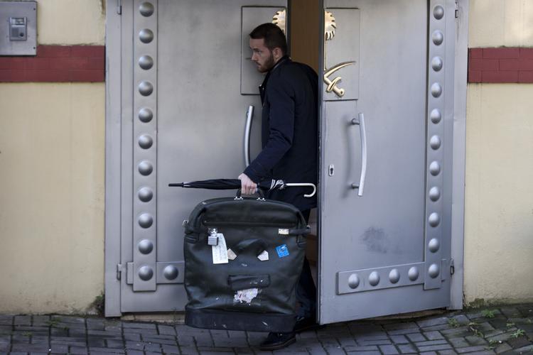 En sikkerhedsvagt forlader det saudiske konsulat i Istanbul. I eftermiddag bliver stedet ransaget. Petros Giannakouris/AP