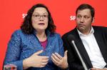 Andrea Nahles, til venstre, ønsker et bedre samarbejde med Angela Merkel i regeringskoalitionen efter et historisk dårligt delstatsvalg i går. Michael Sohn/AP