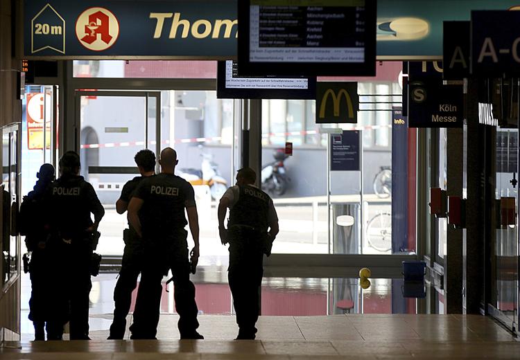 Politiet i Køln opfordrer folk til at holde sig væk fra banegården.
   Oliver Berg/Ritzau Scanpix