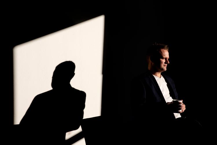
   Lasse Von Elling mener ikke, at akademiske bachelorer vil have en chance på arbejdsmarkedet så længe, virksomhederne helst vil have studentermedhjælpere, der er i gang med deres kandidat. 
»Hvis du har to flødeboller, hvorfor skal du så vælge den til 50 kroner, hvis den anden kun koster 20 kroner?« Peter Hove Olesen/POLFOTO