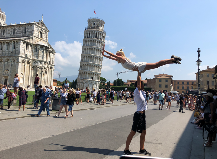 Kathrine og Jonas holder det skæve tårn i Pisa på plads.. Caroline Lunding