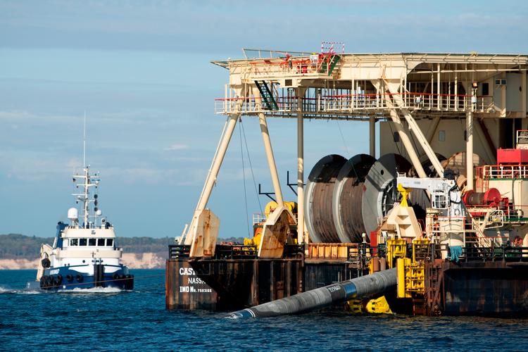 Forsinket. før jul blev Nord Stream 2 konsortiet færdige med at lægge gasrør fra Tyskland mod Rusland fra den tyske side.  nu er den del af arbejdet gået i stå, fordi Danmark endnu ikke har godkendt de russiske ansøgninger. Peter Hove Olesen/POLFOTO