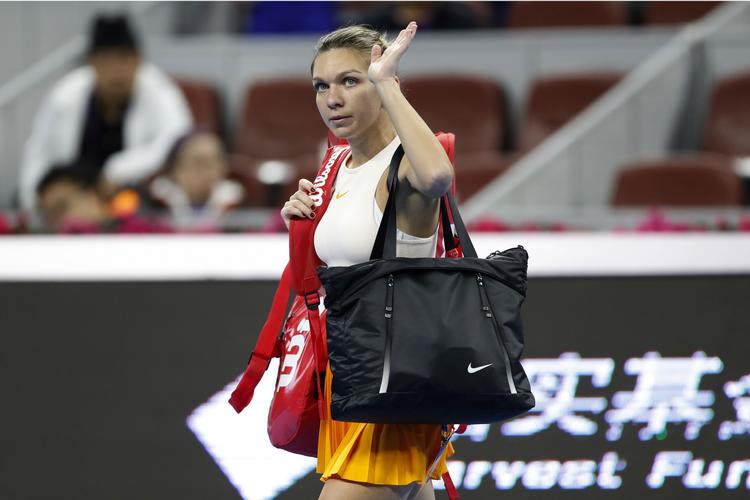 I slutningen af september forlod Simona Halep Beijing Open med rygproblemer, men selv om rumænerens sæson er forbi, bevarer hun førstepladsen på verdensranglisten. Jia Haocheng/AP